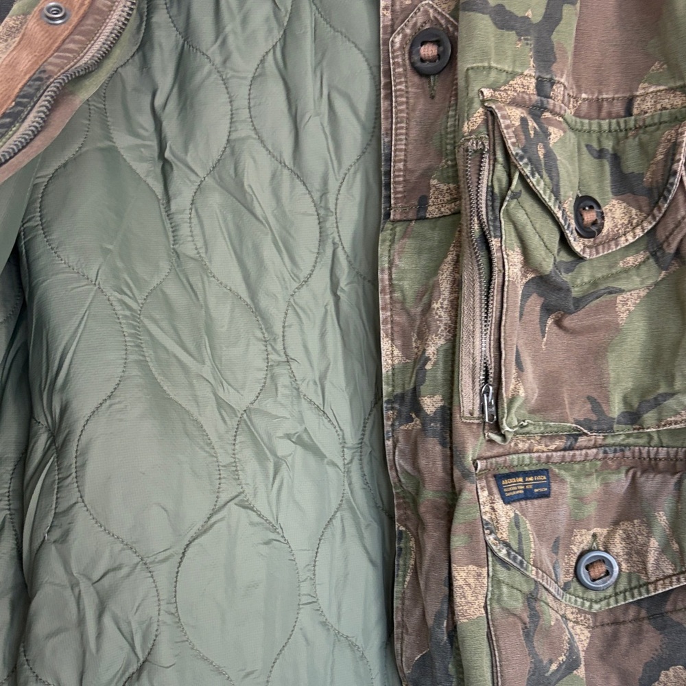 Abercrombie & Fitch Men's Green and Brown Camo Puffer Jacket - Picture 5 of 11